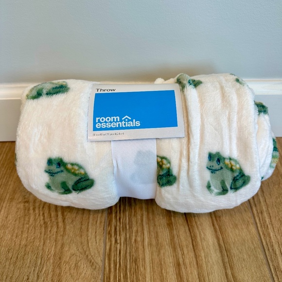 Frogs Printed Plush Throw Blanket - Room Essentials - Picture 4 of 10